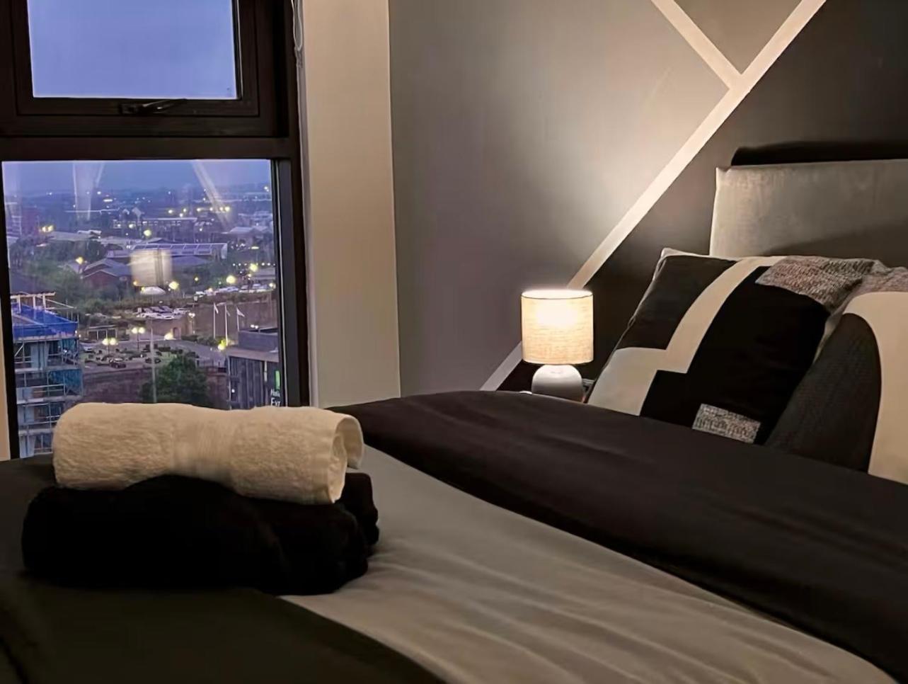 Penthouse Gem, Central, Scenic Views, Stylish, Modern, City Centre 2Br Sheffield Esterno foto
