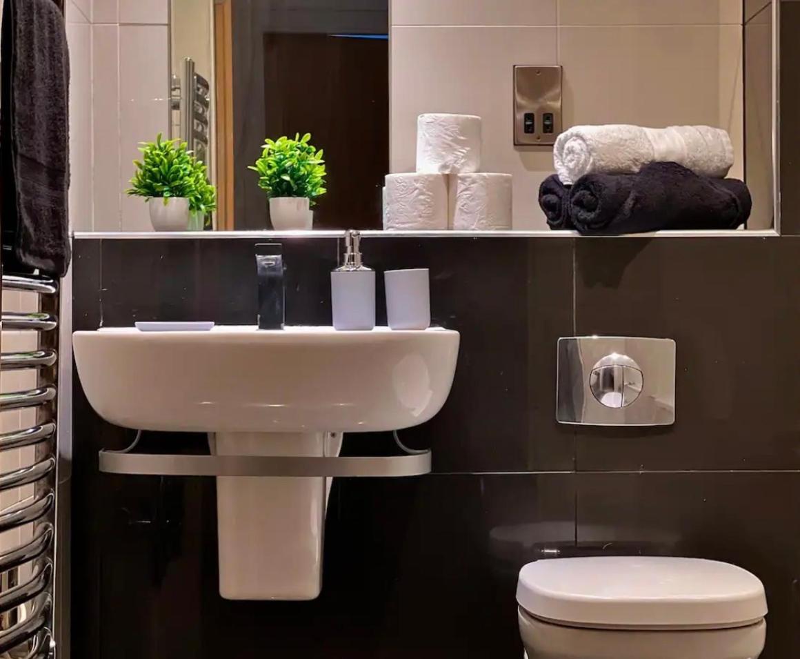 Penthouse Gem, Central, Scenic Views, Stylish, Modern, City Centre 2Br Sheffield Esterno foto